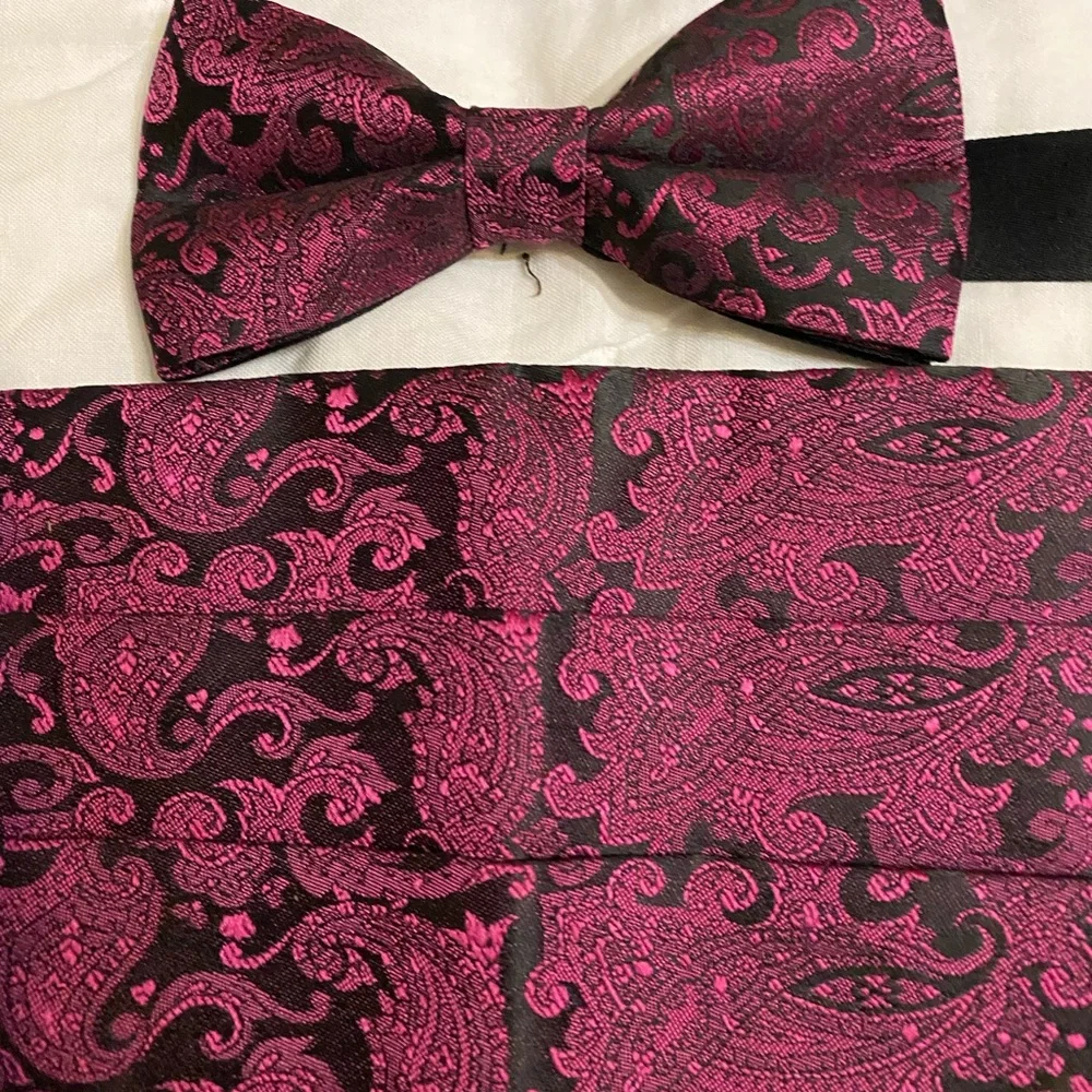 Set of 5 tie and cumber bun sets along with cuff links and buttons